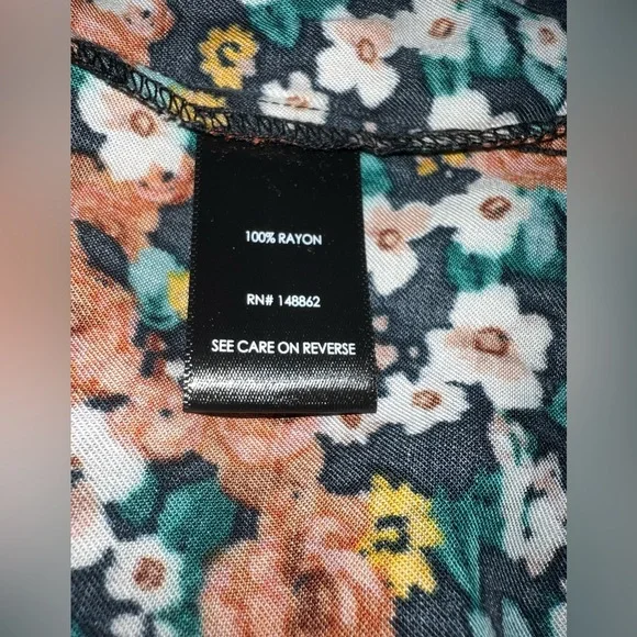 NWT Torrid ditsy floral sleeveless top. Size 0. - Picture 5 of 7